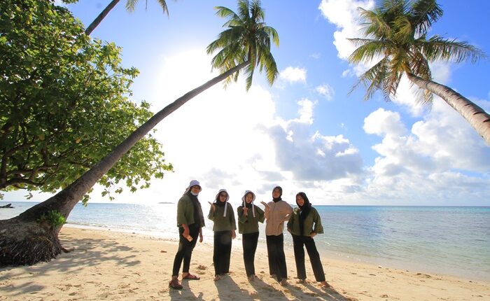 Paket wisata Karimunjawa yang menawarkan sunset cruise